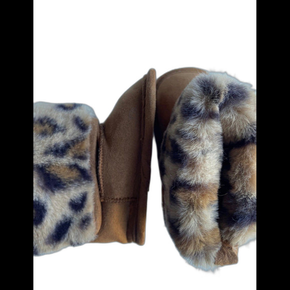 Baby boots. Unworn. 6-9months. Fur linings. - Picture 1 of 4